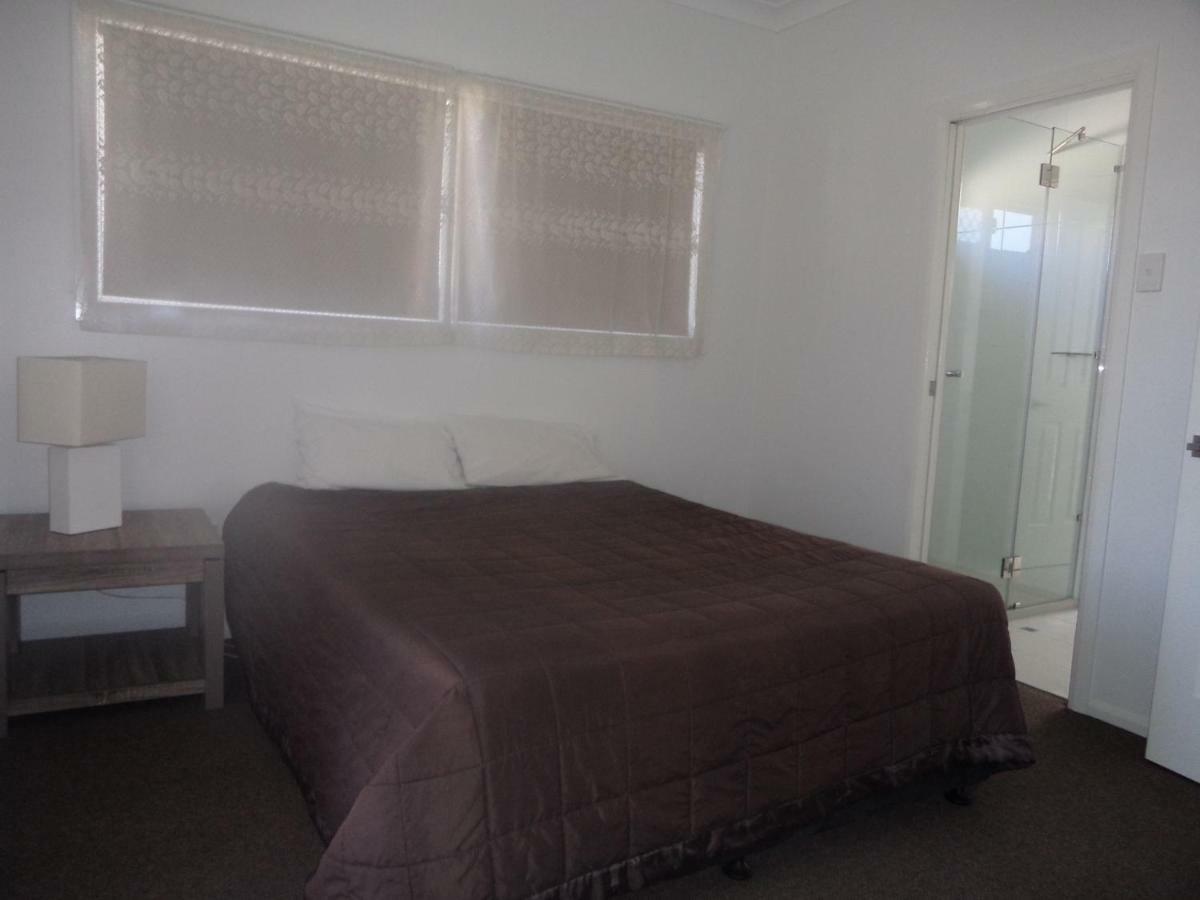 Windsor Hotel Motel Далби Екстериор снимка